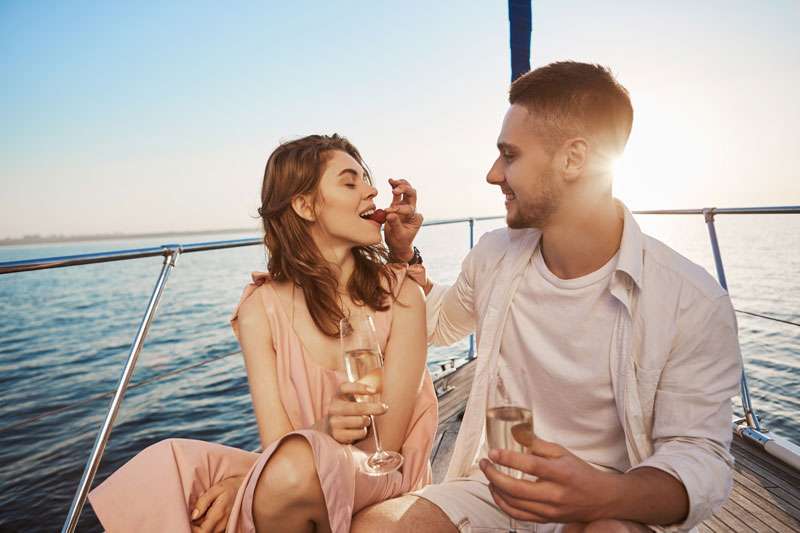 paseo romántico en barco al atardecer en Málaga