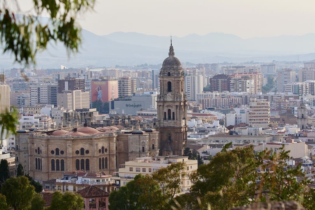 La Catedral de Málaga, conocida popularmente como "La Manquita", es uno de los monumentos más emblemáticos y reconocibles de la ciudad