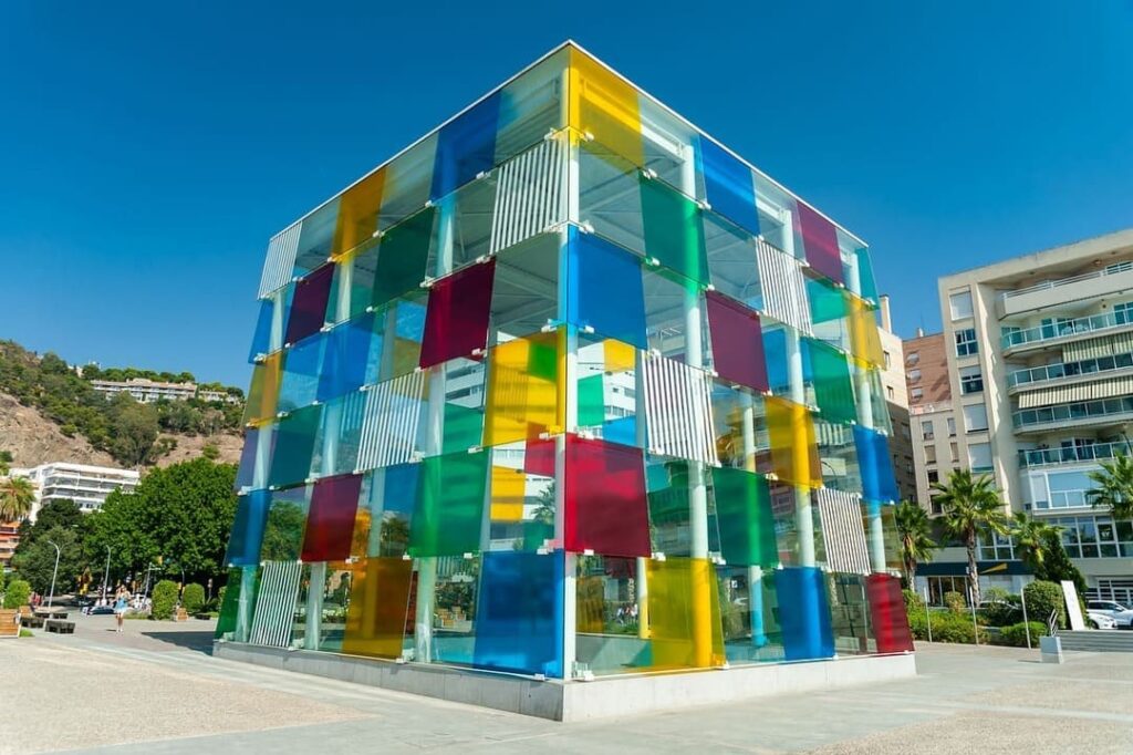 El Centro Pompidou Málaga es mucho más que un museo; es un espacio dinámico que celebra el arte contemporáneo y la creatividad en un entorno vibrante